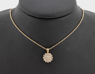 14 kt Gold Brillant-Anhänger, GG 585/000, blütenförmig, 19 Brillanten zus. ca. 0.57 ct Weiß-l.get.Weiß/si, an Kette, L. ca. 38 cm, ...