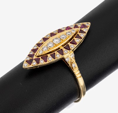 18 kt Gold Diamant-Rubin-Ring, GG 750/000, nach dem Vorbild von 1870/80, 33 Brillanten zus. ca. 0.44 ct Weiß/si, 18 eingeschliffene Rubin-Dreiecke ...