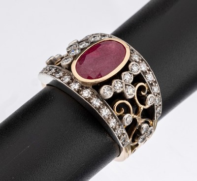 14 kt Gold Diamant-Rubin-Ring, GG/WG 585/000, 1 ovalfacett. Rubin (beh.) ca. 3.00 ct, 46 8/8-Diamanten zus. ca. 1.00 ct Weiß/si-p, ca. 11.7 g, RW 63