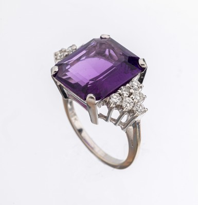 18 kt Gold Amethyst-Brillant-Ring, WG 750/000, Amethyst im Emerald Cut ca. 5.00 ct, 12 Brillanten zus. ca. 0.50 ct Weiß- l.get.Weiß/si-p, ca. 7.2 ...