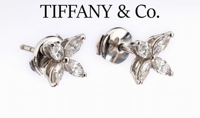 Paar Platin TIFFANY & Co Diamant-Ohrstecker, Pt 950, Modell Victoria, 8 Diamant-Navetteszus. ca. 0.92 ct feines Weiß/vs, sign.