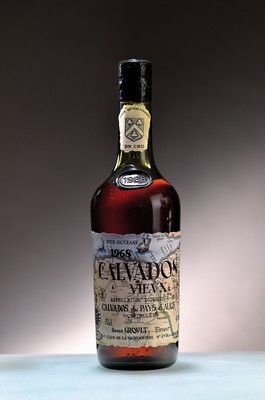 1 Flasche 1968 Roger Groult Calvados Vieux du Pays d'Auge, Edition Mer Occeane, ca. 70cl, 41%Vol., lower mid shoulder