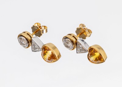 Paar 18 kt Gold Diamant-Saphir-Ohrstecker, GG/WG 750/000, länglich bewegl., 2 Brillanten zus. ca. 0.73 ct feines Weiß/vs-si, 2 Diamanttriangeln ...