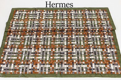 Hermes Seidencarree Bolduc au Carr?, 100% Seide, Entwurf Cathy Latham, olivgrüner Seidenkörper mit Details in hellgrau, dunkelgrau, cognac und ...