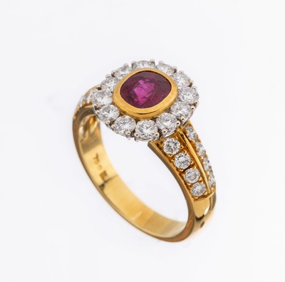 18 kt Gold Rubin-Brillant-Ring, GG/WG 750/000, Ringkopf WG, mittig ovalfacett. Rubin von sehr schöner Farbe ca. 1.03 ct, 28 Brillanten zus. ca. ...