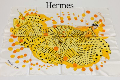 Hermes Seidencarree Hola Flamence in gelb und orange, Design Dimitri Rybalchenko 2005, off-white Seidenkörper mit Detail in gelb, orange und ...