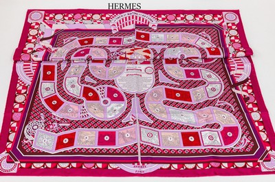 Hermes Seidencarree Le Tour du Monde en 63 Cases, Design Pierre Marie 2018, fuchsia- farbener Seidenkörper mit Motiven in Rot, Creme, Pfirsich, ...