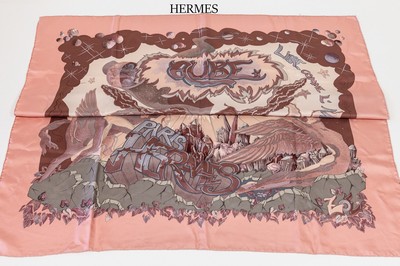 Hermes Seidencarree Aube libre comme L'Ange, Design Zoe Paulwes, altrosafarb. Seiden- körper mit Motiven in beige, oliv, grau und aubergine, ...