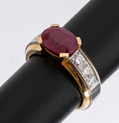 18 kt Gold Rubin-Brillant-Ring, GG/WG 750/000, qualitätvolle Verarbeitung, mittig ovalfacett. Rubin ca. 3.26 ct, sehr schöne Farbe, 6 Brillanten ...