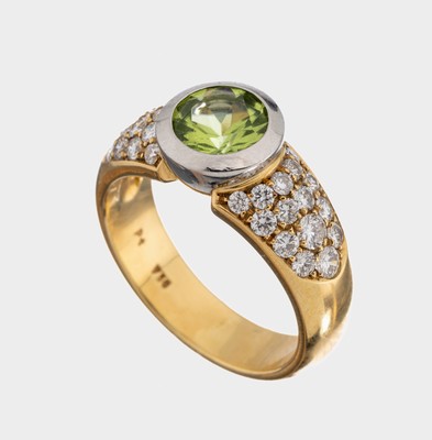 18 kt Gold und Platin Peridot-Brillant-Ring, GG 750/000, in Platin gefasster rundfacett.Peridot ca. 3.0 ct, 30 Brillanten zus. ca. 0.78 ct feines ...