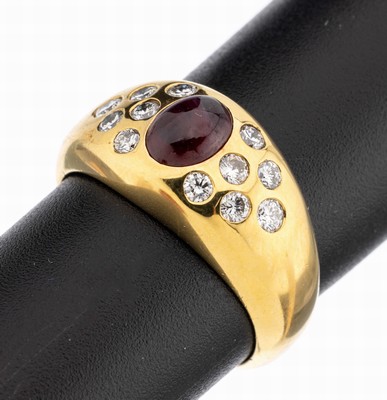 18 kt Gold Rubin-Brillant-Ring, GG 750/000,Rubin-Cabochon ca. 1.24 ct(besch.), 12 Brillanten zus. ca. 0.54 ct feines Weiß/si, RW 55, ca. 10.5 g