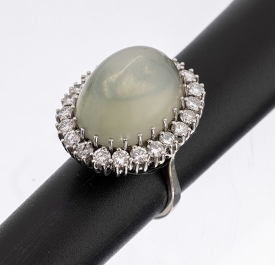 14 kt Gold Brillant-Mondstein-Ring, WG 585/000, ovaler Mondsteincabochon ca. 18 ct, umgeben von 24 Brillanten zus. ca. 2.40 ct Weiß/si-p1, RW 52, ...