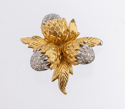 18 kt Gold Diamant-Brosche, GG/WG 750/000, "Haselnüsse mit Blätter", grav., 27 in WG gefasste 8/8-Diamanten zus. ca. 0.13 ct Weiß/si, ...