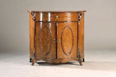 Halbschrank, Louis-Philippe, um 1860, Nußbaumwurzelfurnier, zweitürig, eine Schublade, Messingschlüsselbuchsen, ca. 82 x 92 x 37 cm, EZ 2-3