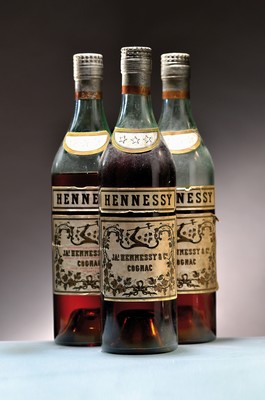 3 Flaschen Hennessy & Co. 3 Star Cognac, um 1937-1944, 1x Wehrmachts-Marketenderware, Below Shoulder, verso Etikett lädiert; 1x ca. upper mid ...