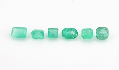 Lot 6 lose Smaragde zus. ca. 4.5 ct, in versch. Formen und Größen