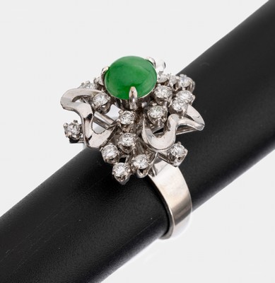 18 kt Gold Jade-Diamant-Ring, WG 750/000, mittiger Jadecabochon, hoch aufgebauter Ringkopf mit 23 Brillanten zus. ca. 1.00 ct Weiß/si, RW 53.5, ca. ...