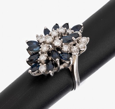 14 kt Gold Brillant-Saphir-Ring, WG 585/000, 15 Brillanten zus. ca. 0.80 ct feinesWeiß/si, 13 facett. Saphirnavettes zus. ca. 1.00 ct, RW 52, ca. ...