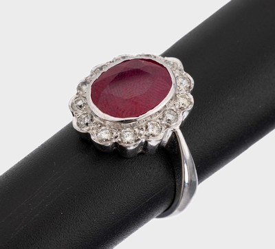 18 kt Gold Brillant-Rubin Ring, WG 750/000,ovalfacett. Rubin ca. 4.0 ct, wohl Synthese (verbödet), umrahmt von 13 Brillanten zus. ca. 0.65 ct ...