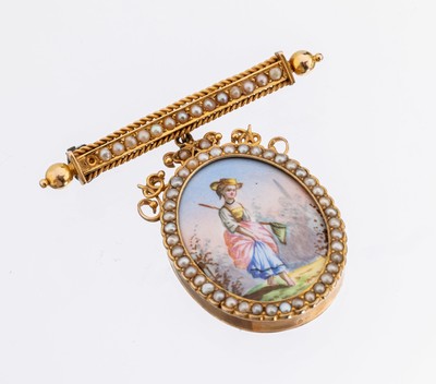 18 kt Gold Brosche, GG 750/000, um 1880, bewegl. Abhängung mit feiner Malerei auf Bein, Darstellung eine Dame, rs. verglast, Flussperlchen (1 ...