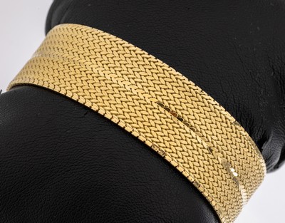 14 kt Gold Armband, GG 585/000, struktur. Oberfläche, L. ca. 19 cm, B. ca. 1.8 cm, ca. 51 g, Kastenschloss mit 2 Sicherheitsachten