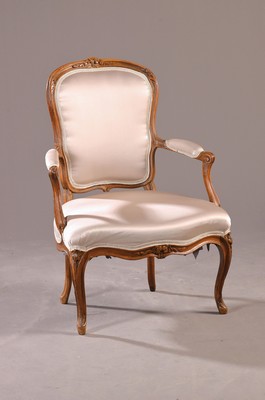 Armlehnsessel, Rokokostil, 2. Hälfte 19. Jh., Nussbaum geschnitzt, geschweifte Form, ca. 87 x 62 x 46 cm, EZ 2-3
