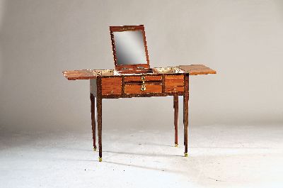 Poudreuse, Frankreich, klassizistisch, Ende 19. Jh., Rosenholz und Mahagonifurnier, mit ausziehbarer Arbeitsplatte mit Lederbelag, darunter eine ...