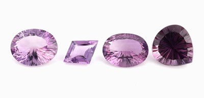 Konvolut 4 lose Amethyste: 1 x ca. 7.4 ct, Kiteschliff, ca. 19.0 x 13.5 x 7.4 mm; 1 x ca. 18.42 ct, Ovalschliff, ca. 21.5 x 16.24 x 9.35 mm; 1 x ca. ...