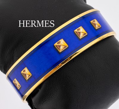 HERMES Email Armreif, Medor, Paris, Metall verg., königsblau emaill., goldfarb. Dekor, D.ca. 7 cm, sign.