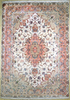 Täbriz(40 Raj), Persien, Ende 20.Jhd, Wollemit Seide auf Baumwoll, ca. 345 x 245 cm, verblasst, EHZ: 2