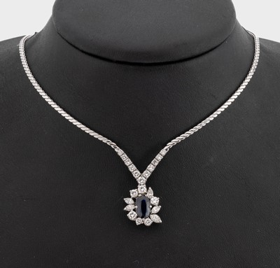 14 kt Gold Saphir-Diamant-Collier, WG 585/000, ovalfacett. Saphir ca. 1.50 ct, umgeben von 5 Diamantnavettes und 17 Brillanten zus. ca. 1.25 ct ...