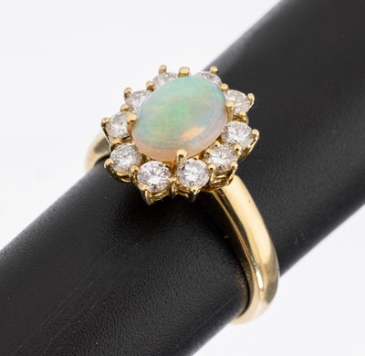 18 kt Gold Opal-Brillant-Ring, GG 750/000, ovaler Opalcabochon ca. 1.0 ct, umgeben von 10Brillanten zus. ca. 0.70 ct Weiß/si, RW 56, ca. 5.8 g