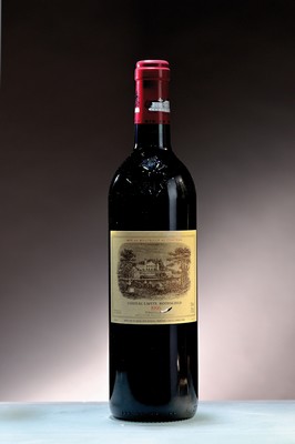 1 Flasche 1996 Chateau Lafite Rothschild, Pauillac, ca. 75cl, 13%Vol., Etikett min. lädiert, high fill