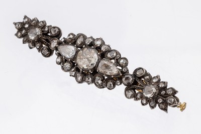 14 kt Gold Diamant-Brosche, um 1830/40, GG 585/000 und Silber gepr., schauseitig zeittyp.Silber mit einem Altschliffdiamant ca. 1.00 ctl. get. ...