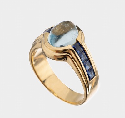 18 kt Gold Aquamarin-Saphir-Ring, GG 750/000, hoher Aquamarin-Cabochon ca. 2.0 ct, 8 Saphir-Carrees zus. ca. 0.40 ct, ca. 7.6 g, RW 53