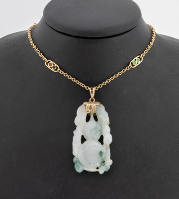 18 kt Gold Jade-Anhänger, GG 750/000, Jade geschnitten und geschliffen, in Form einer Vase mit Blüten und Früchten, reine Glückssymbolik, L. ca. ...