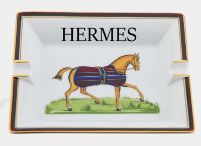 Hermes Aschenbecher, Porzellan, Darstellungeines Pferdes mit gestreifter Decke, Zierrand mit roten Dreiecken auf dunkelgrünem Rand, ca.9 x 5.5 cm, ...