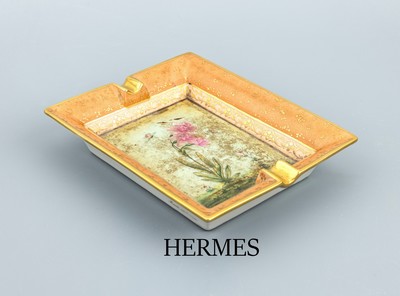 HERMES Aschenbecher, Porzellan, Darstellungeiner rosafarbenen Linie auf hell grünem Grund, z.T. goldgehöht, goldfarbener Rand, Gebr.- Sp. z.T. ...