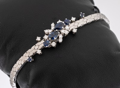 14 kt Gold Saphir-Brillant-Armband, WG 585/000, Oberfläche sat., 2 rundfacett. und 4 Saphirtropfen zus. ca. 2.20 ct, 16 Brillanten zus. ca. 0.65 ct ...