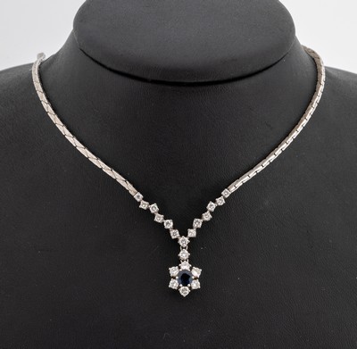 14 kt Gold Saphir-Brillant-Collier, WG 585/000, Oberfläche sat., rundfacett. Saphir ca. 1.0 ct, 20 Brillanten zus. ca. 1.25 ct feines ...