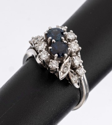 14 kt Gold Saphir-Brillant-Ring, WG 585/000, 2 rundfacett. Saphire zus. ca. 1.20 ct, umgeben von 14 Brillanten zus. ca. 1.0 ct Weiß/si, RW 54, ca. ...