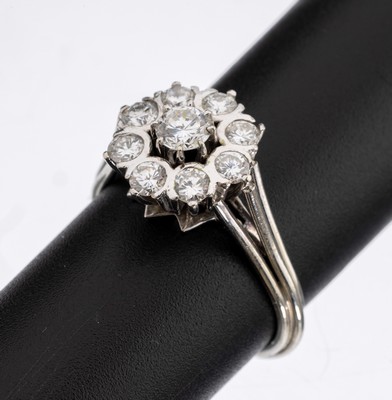 18 kt Gold Brillant-Ring, WG 750/000, 9 Brillanten zus. ca. 1.0 ct Weiß/vs-si, RW 57, ca. 6.2 g