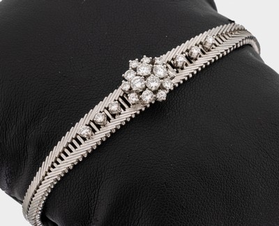 18 kt Gold Brillant-Armband, WG 750/000, Oberfläche sat., 20 Brillanten zus. ca. 1.20 ct Weiß/si, L. ca. 18 cm, Kastenschloss mit 2 2 ...