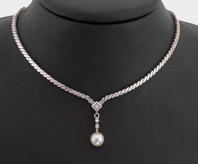 18 kt Gold Brillant-Perl-Collier, WG 750/000, 3 Brillanten zus. ca. 0.06 ct Weiß/si, bewegl. Abhängung mit einer Zuchtperle bes., L. ca. 40 cm, ...