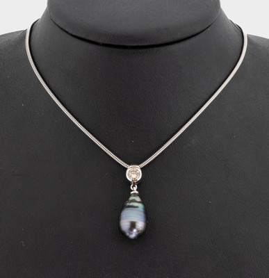 14 kt Gold Perl-Brillant-Collier, WG 585/000, Anhänger mit grauer, tropfenförm. Tahitizuchtperle, nat. Wachstumsmerkmale, Brillant ca. 0.50 ct ...