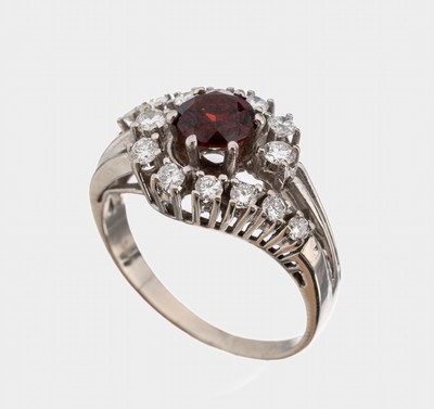 14 kt Gold Granat-Brillant-Ring, WG 585/000, rundfacett. Granat ca. 1.0 ct, 14 Brillanten zus. ca. 0.50 ct Weiß/vs, ca. 5.2 g, RW 55