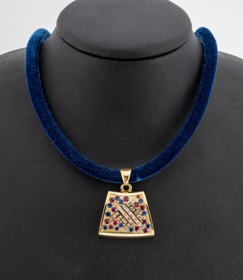 18 kt Gold Saphir-Rubin-Diamant-Anhänger, WG 750/000, 11 rundfacett. Saphire zus. ca. 0.70 ct, 12 rundfacett. Rubine zus. ca. 0.80 ct, 8 Brillanten ...