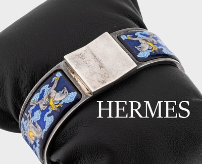 HÉRMES Email Armreif, 925er Silber, Serie Clic Clac, blaugrundig emaill., umlaufendes Motiv mit Pferden, D. ca. 6 x 4.5 cm, sign.