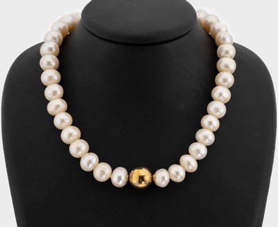 Collier aus chines. Süßwasserzuchtperlen, 14 kt Gold-Kugelschließe, Bajonette-Verschlussmit 8 Brillanten zus. ca. 0.08 ct Weiß/si, 37 chines. ...