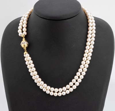 2-reihiges Collier mit Zuchtperlen, 18 kt Gold Kugelschließe, GG/WG 750/000 gepr.,12 Brillanten zus. ca. 0.15 ct Weiß/si, Zuchtperldurchm. ca. 6 - ...